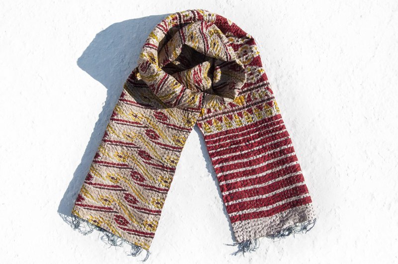 情人节礼物 生日礼物 母亲节礼物 限量一件 手缝纱丽布丝巾 / 刺绣丝巾 / 丝绸刺绣围巾 / 手缝纱丽线丝巾 / 印度丝绸刺绣围巾 - 徜徉在红色民族图腾世界 - 丝巾 - 丝．绢 多色