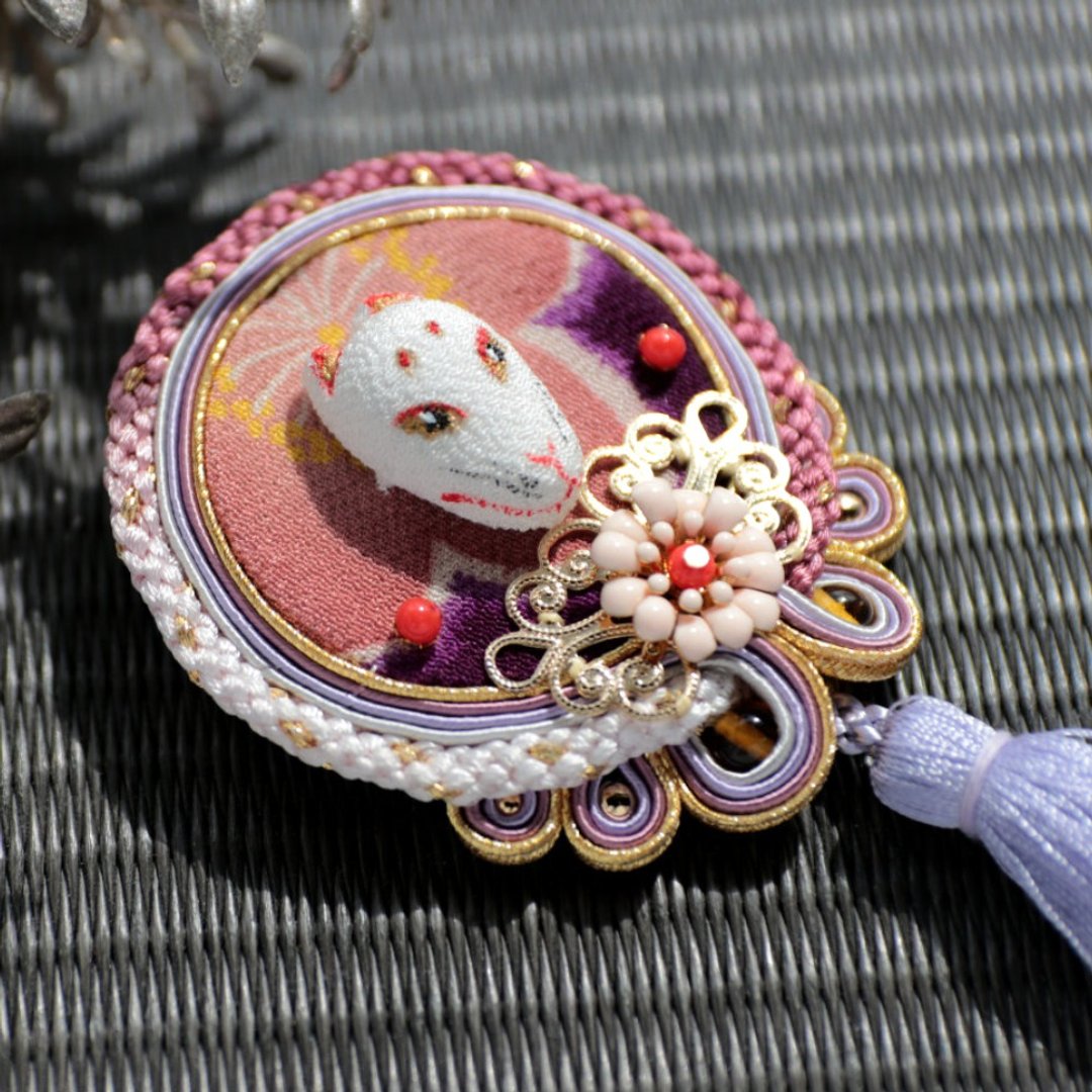 Plum Chirimen work Inari fox and braided cord brooch Fox face - 胸针 - 丝．绢 粉红色