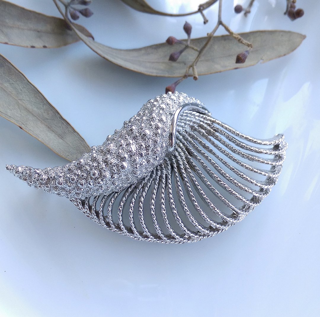 Vintage Jewelry 西洋古董饰品 MONET 法螺贝 刷银  别针 - 徽章/别针 - 其他金属 金色