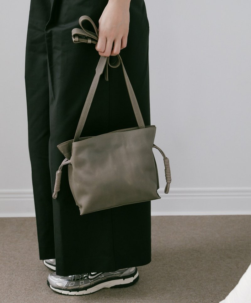 Supportingrole 率性简约 打褶水桶包侧背包 灰 - 束口袋双肩包 - 真皮 灰色