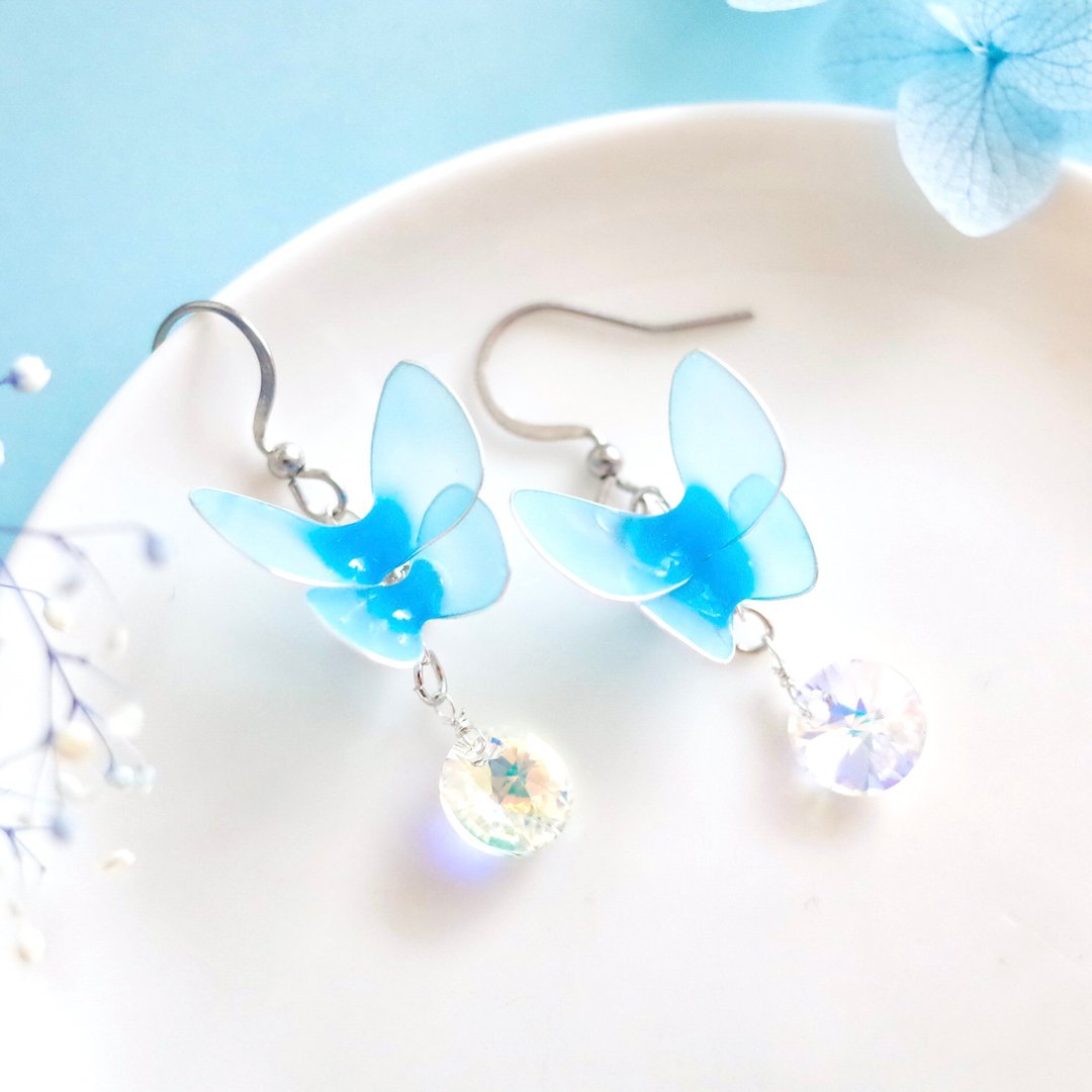 Butterfly dyed in sunlight and blue sky - 耳环/耳夹 - 树脂 蓝色