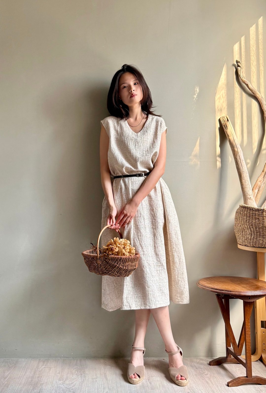 舒服角落/本色棉麻法 V 领 A 字线条法式袖小包袖洋装/只有一件 - 洋装/连衣裙 - 亚麻 