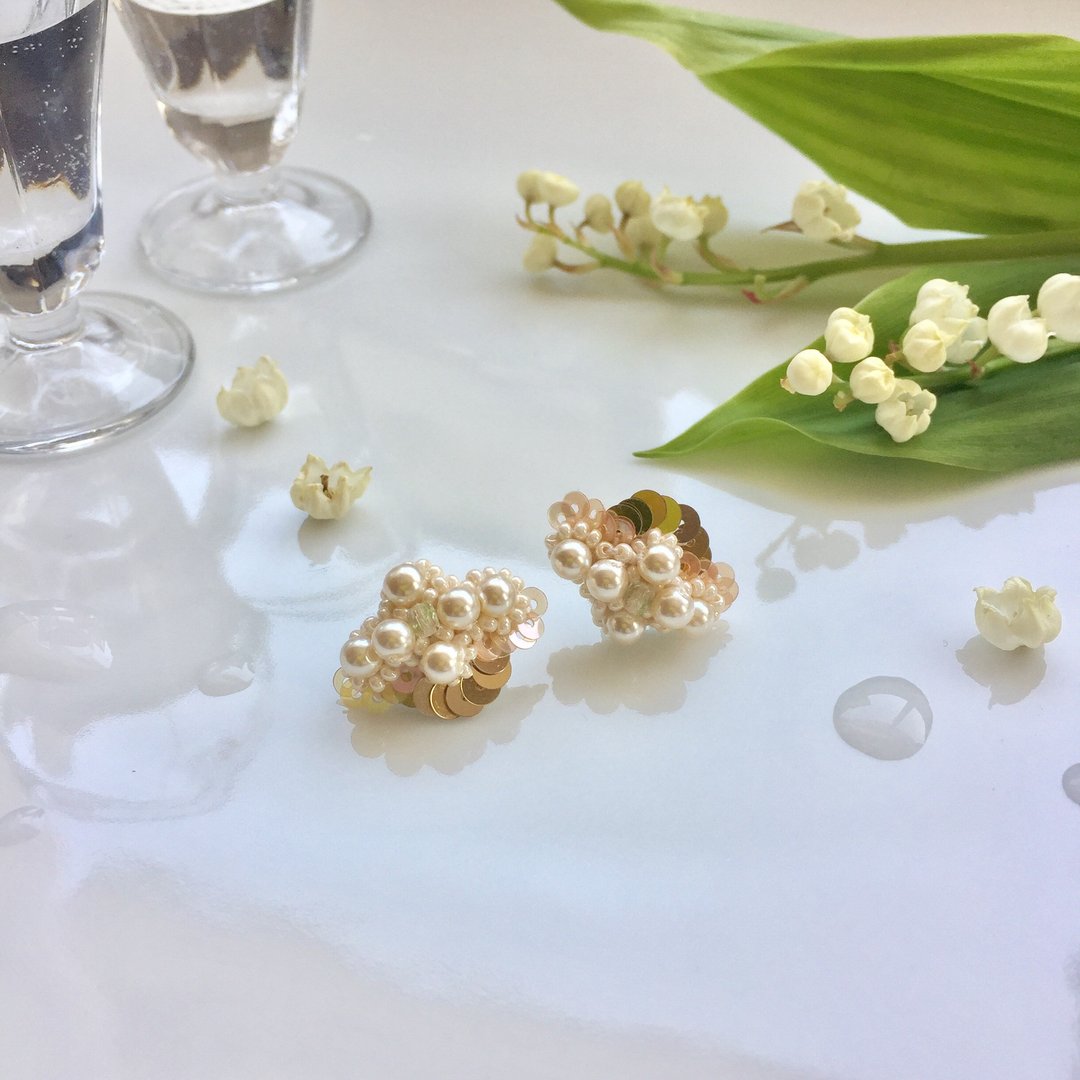Pearl flower earrings gold - 耳环/耳夹 - 其他材质 金色