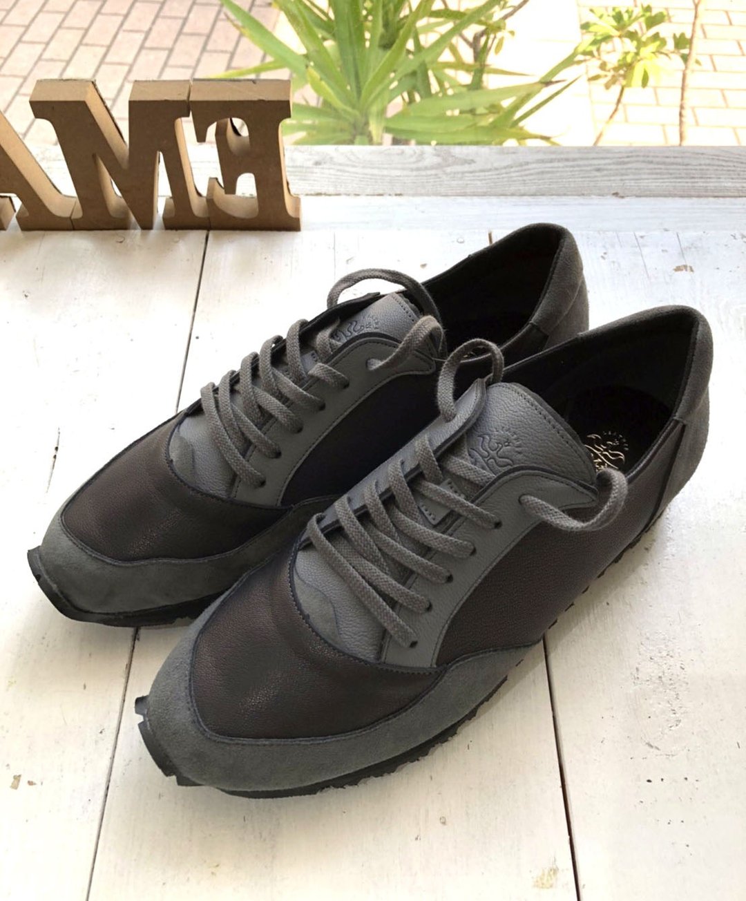 Dark Naby × Gray Slim yet comfortable to wear Unisex design Genuine leather sneakers SUN by EMA Made in Japan - 女款运动鞋/球鞋 - 真皮 灰色