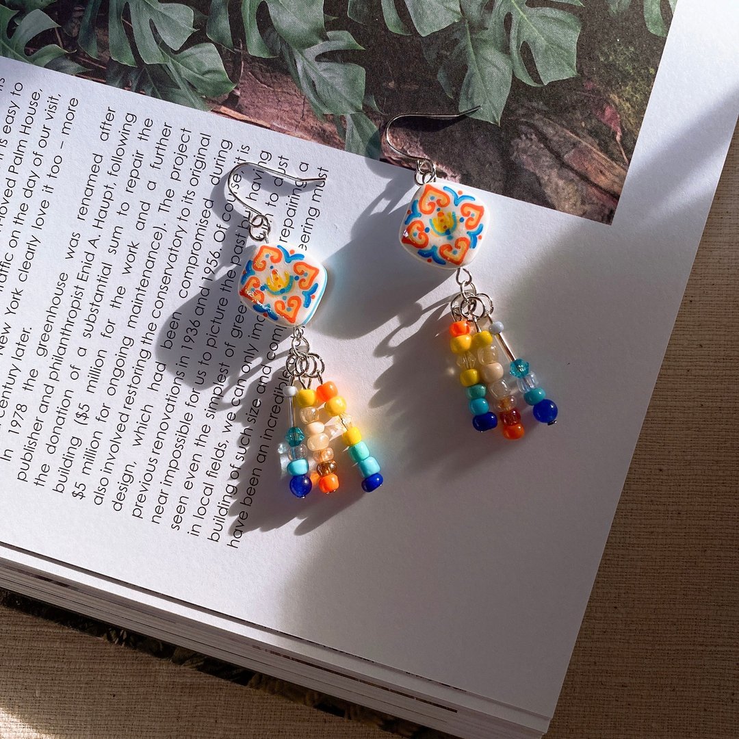 Handmade earrings, hand-painted, square shape. - 耳环/耳夹 - 粘土 多色