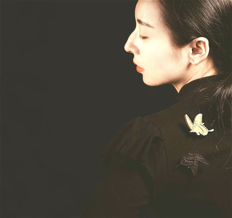 晴春蝶戲 | 蝴蝶造型木質胸針 紫光檀 黃楊木 科檀 可選 閨蜜小物生日禮物 手工客製化手作新中式黃楊木雕飾品 | 葉羅原創木質木頭首飾品牌 - 胸针 - 木头 黑色