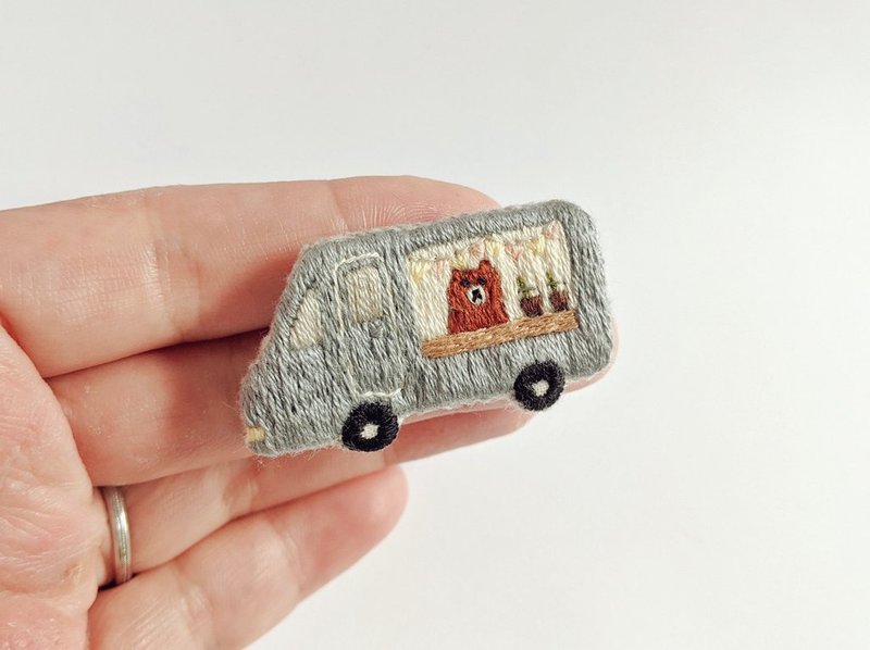 Bear coffee shop embroidery brooch - 胸针 - 绣线 蓝色