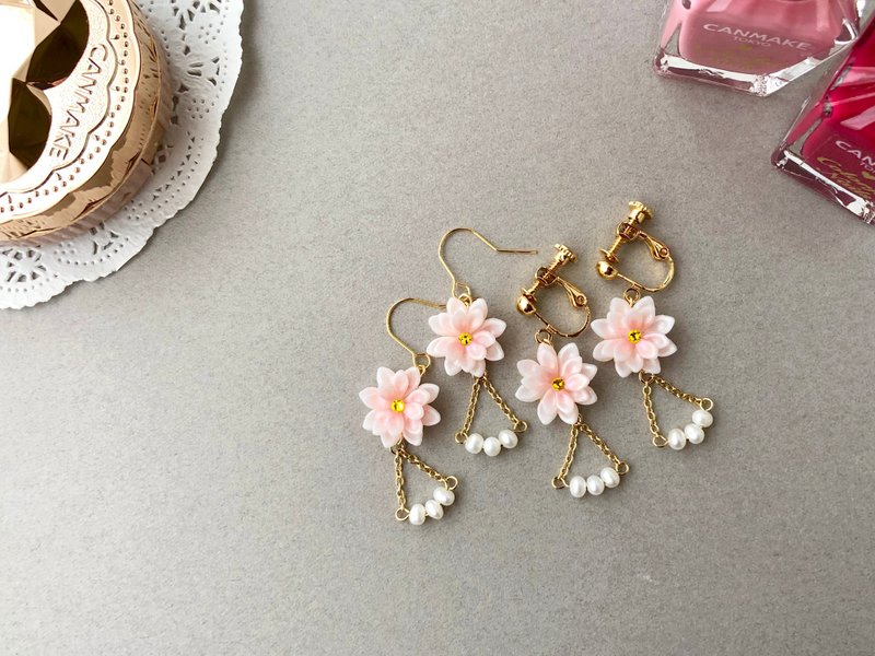 Slightly pink water lily and high class freshwater pearl 【metal allergy correspondence】 Pierce or earring small size elegant - 耳环/耳夹 - 粘土 粉红色