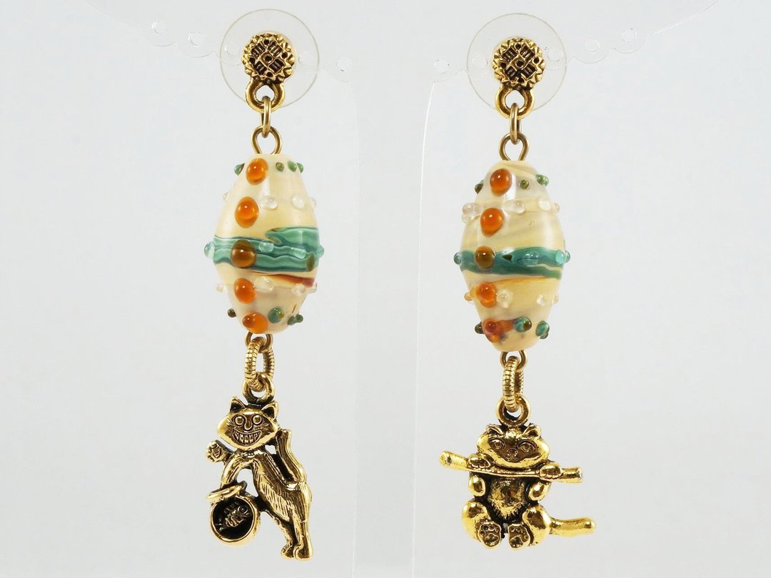 Cute Gold Fishing Cat Earrings Beige Lampwork Glass Mismatched Dangle Earrings - 耳环/耳夹 - 玻璃 金色