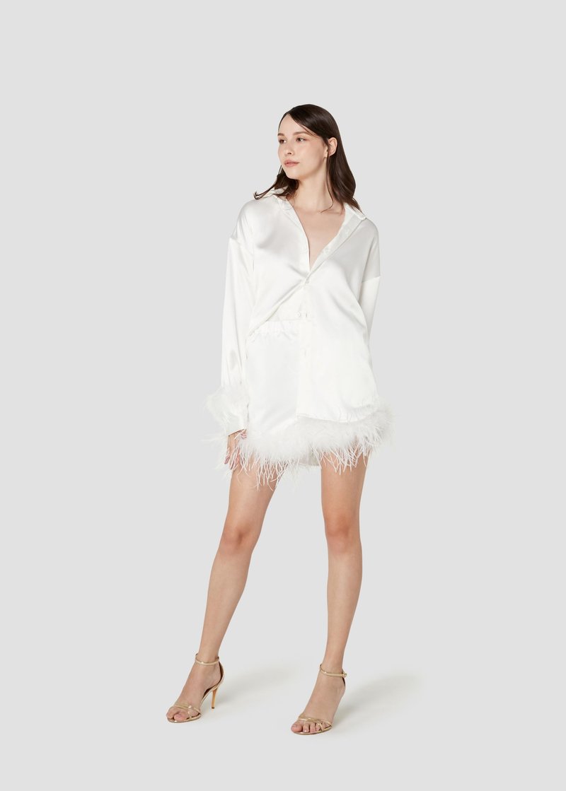 白色睡衣套组，缎面短袖上衣，缀有毛绒装饰的短裤 - 居家服/睡衣 - 聚酯纤维 白色