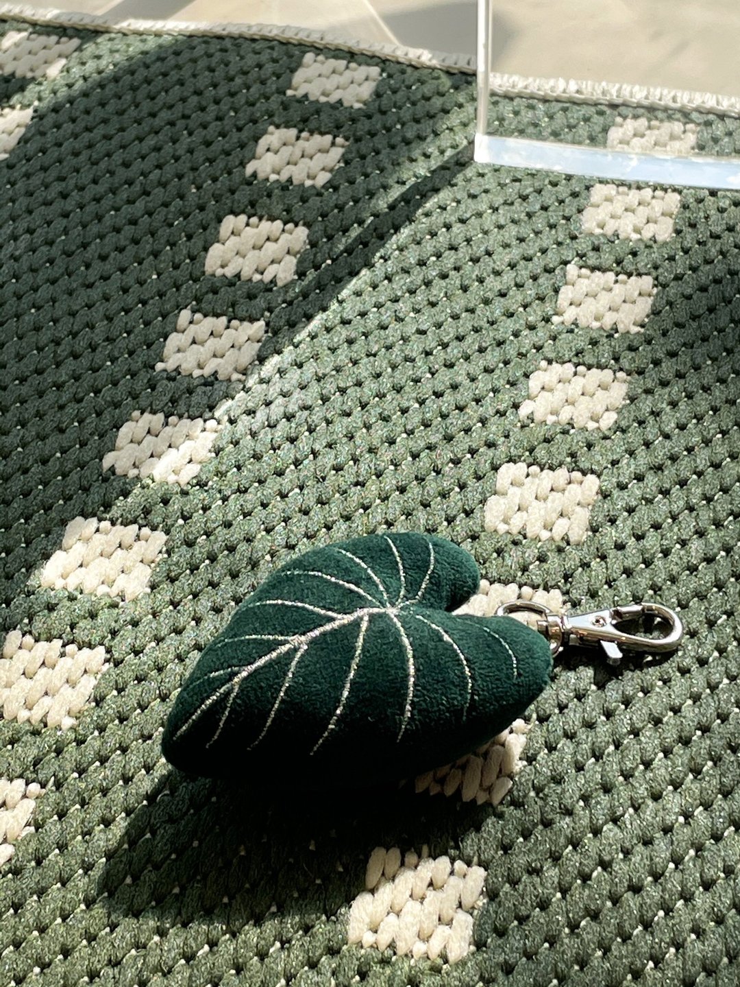 PHILODENDRON GLORIOSUM KEYCHAIN | Keychain for bags, AirPods case, car keys - 钥匙链/钥匙包 - 其他材质 绿色