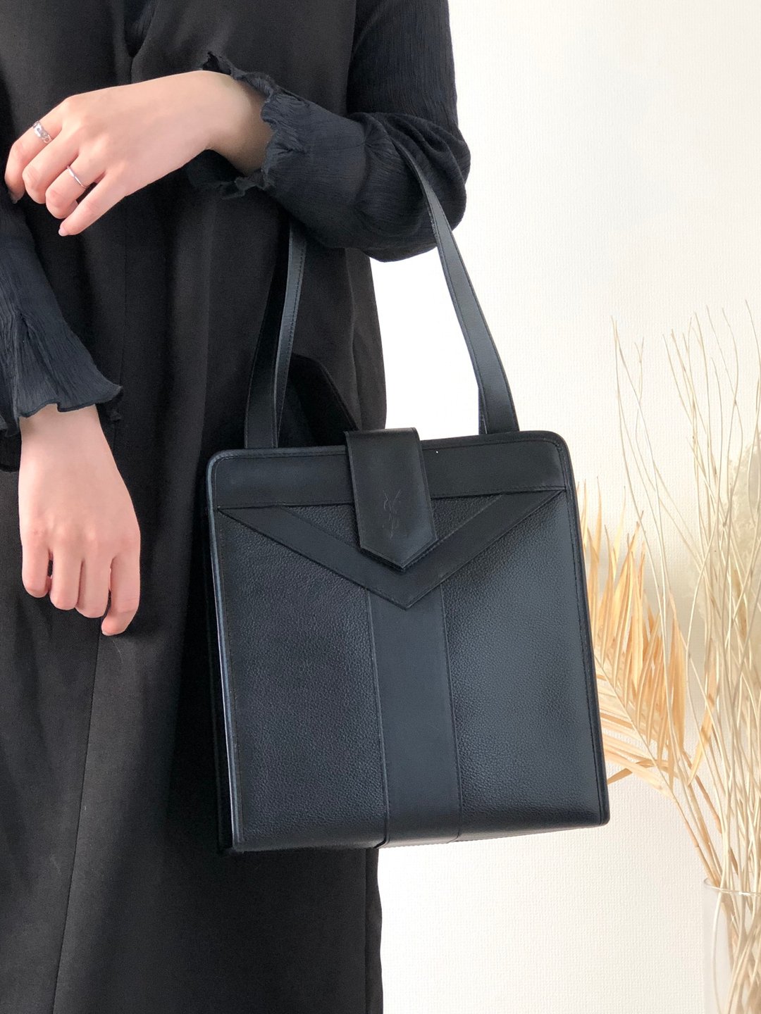 【 日本直送 名牌中古包 】Yves Saint Laurent 伊夫圣罗兰 肩背包 黑色 YSL压纹 皮革托特包 xniy28 - 侧背包/斜挎包 - 真皮 黑色