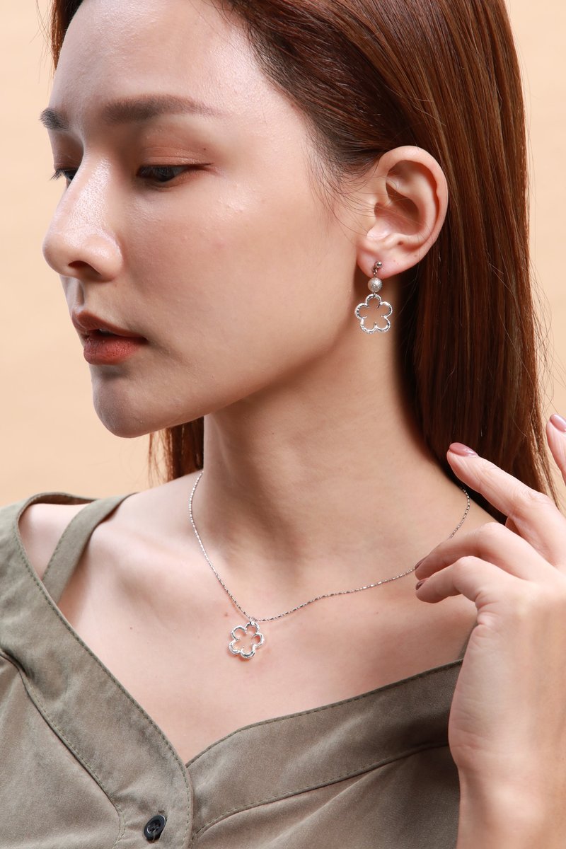 花朵系列 不对称篓空牛仔花造型耳环-短款 (ERUJA1042E) - 耳环/耳夹 - 银 银色