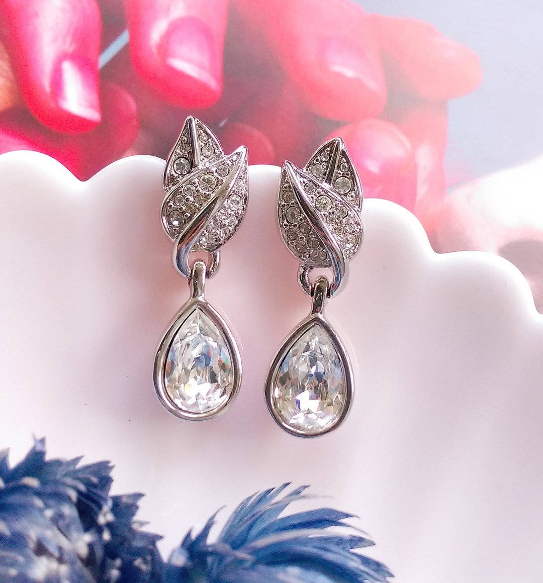 SWAROVSKI  银色调叶子 垂坠 水晶钻 针式耳环。西洋古董饰品 - 耳环/耳夹 - 其他金属 金色