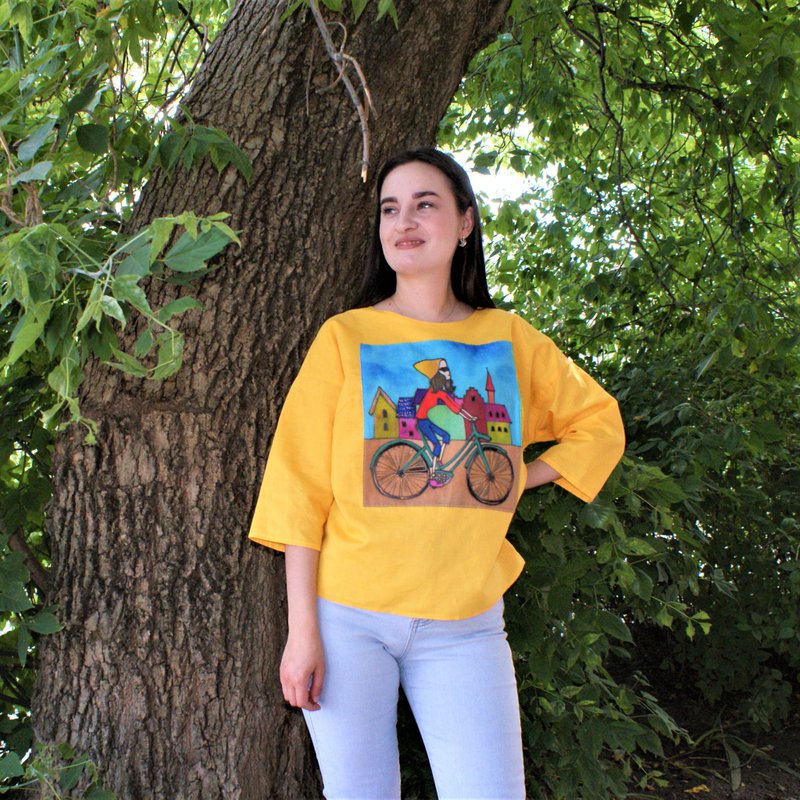 Girl on a bicycle yellow linen tunic hand-painted, art clothing t-shirt bright - 女装 T 恤 - 亚麻 黄色