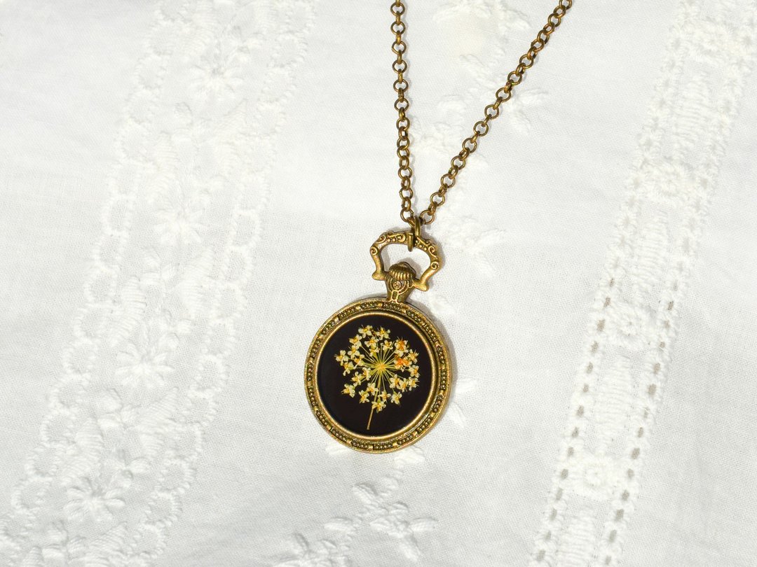 Real dry pressed flower necklace. Black bronze metal vintage victorian pendant - 项链 - 植物．花 黑色