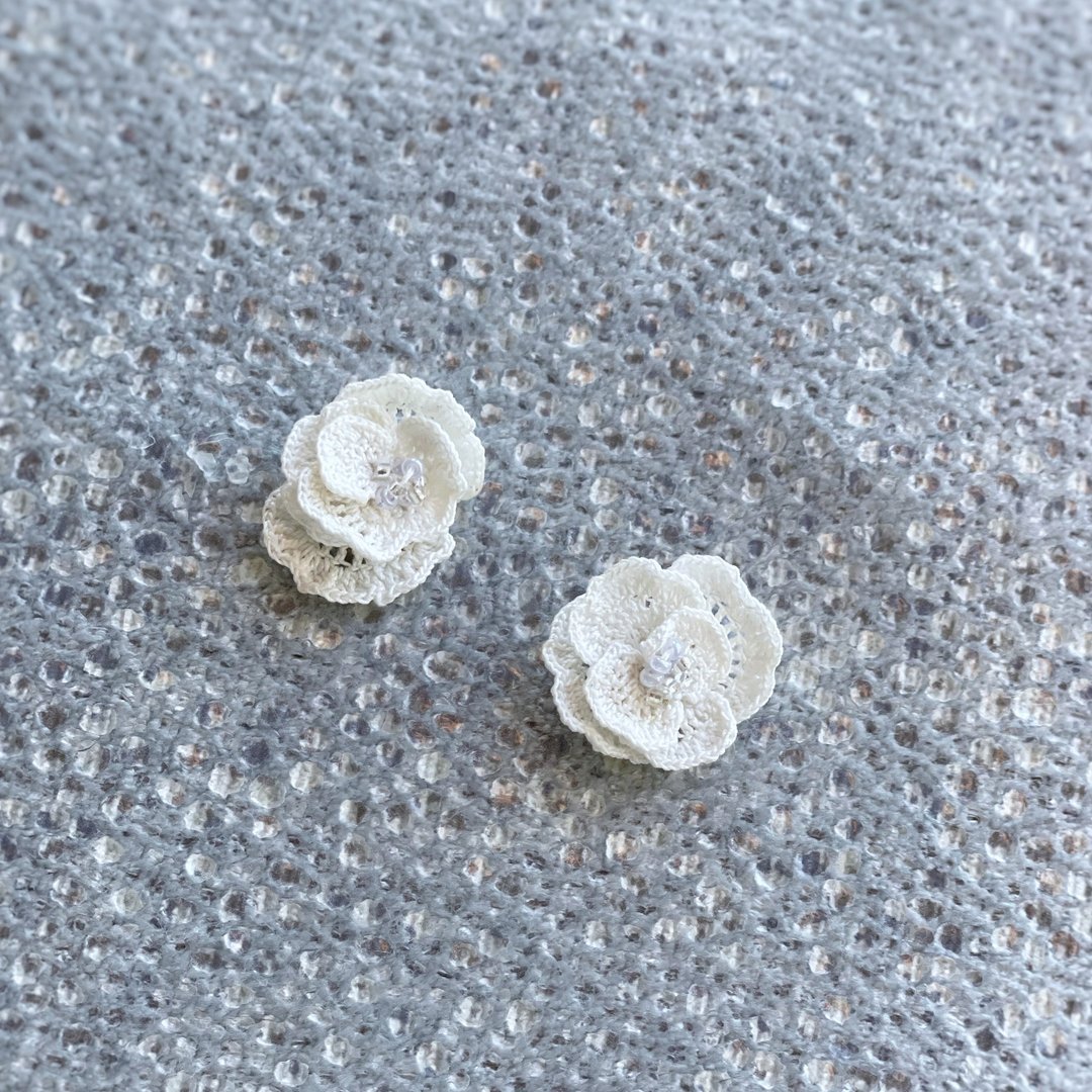 微鈎耳环【Little Camélias 白茶花】 | 耳针款 - 耳环/耳夹 - 绣线 白色