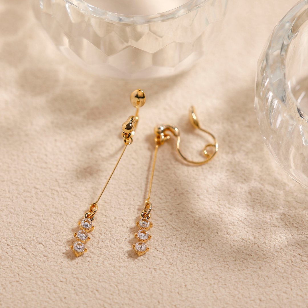 【dn 廃番】3stones loop-fit earring GD 垂坠锆石金属光泽耳环 - 耳环/耳夹 - 其他金属 金色