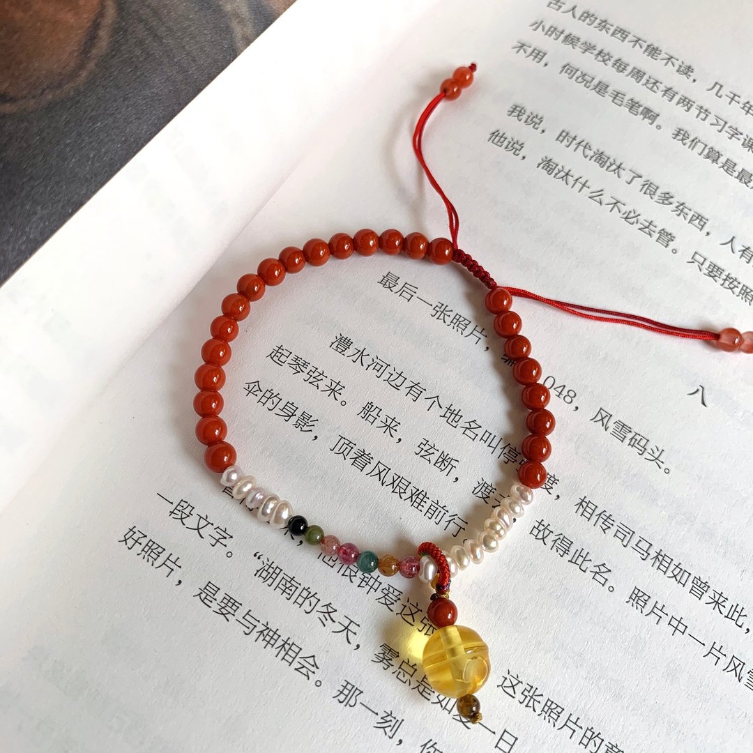 手作 与欢。天然淡水珍珠 南红玛瑙 碧玺手链 蜜蜡铃铛编织吊坠 - 手链/手环 - 玉石 多色