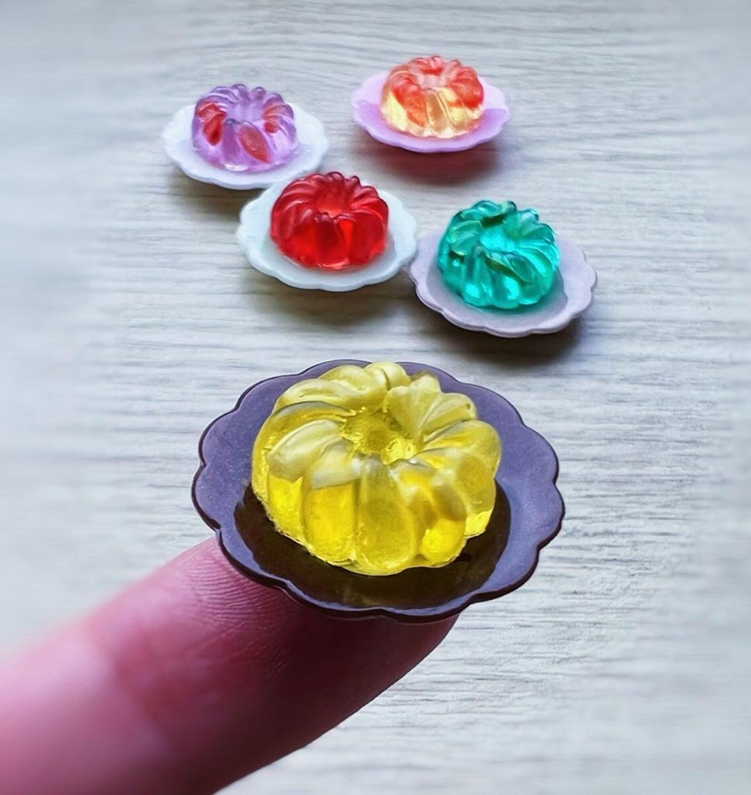 Miniature fruit jelly on a plate. Doll foods. Barbie acessories. Dollhouse mini - 玩具/玩偶 - 树脂 黄色