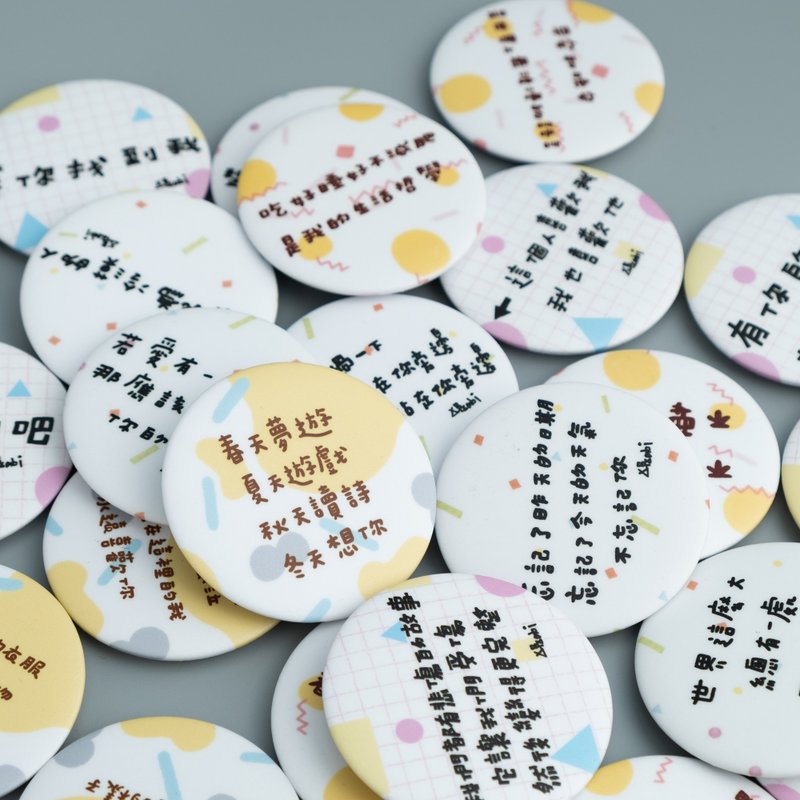 文字中徽章 (共27款)  09/21 更新 - 徽章/别针 - 塑料 多色