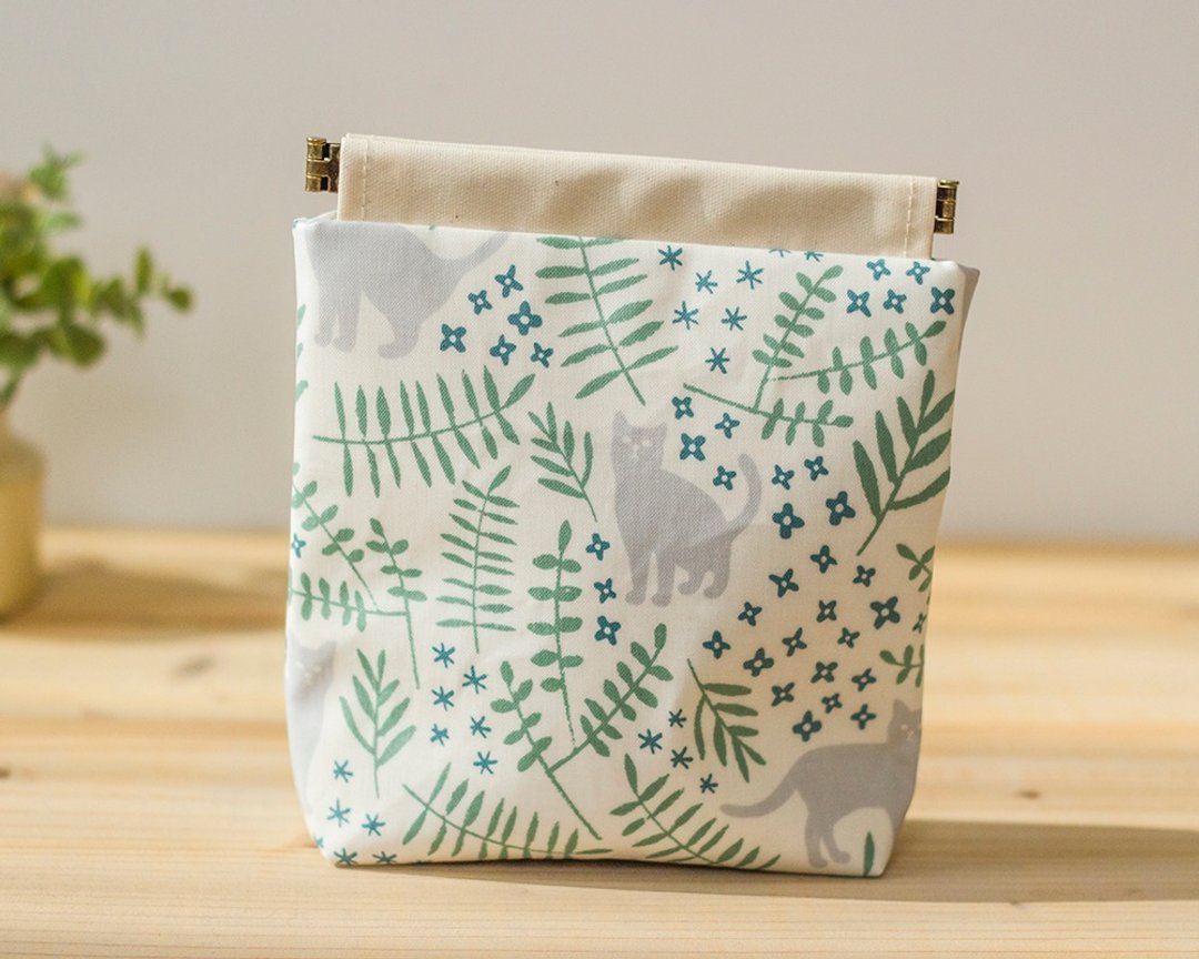 Laminated pouch Charger case, Cosmetic pouch, Ditty bag, Make-up Case, Travel pouch / Cats and Leaves - 化妆包/杂物包 - 棉 绿色