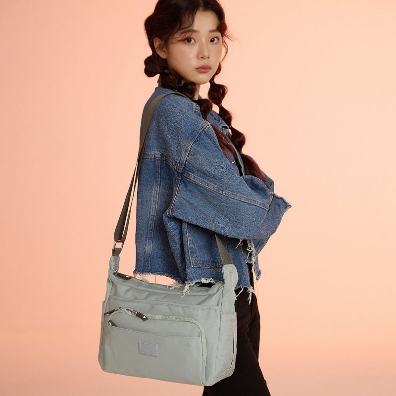 【金安德森】轻甜旅程 船形多隔层斜侧包-浅湖蓝 - 侧背包/斜挎包 - 尼龙 蓝色