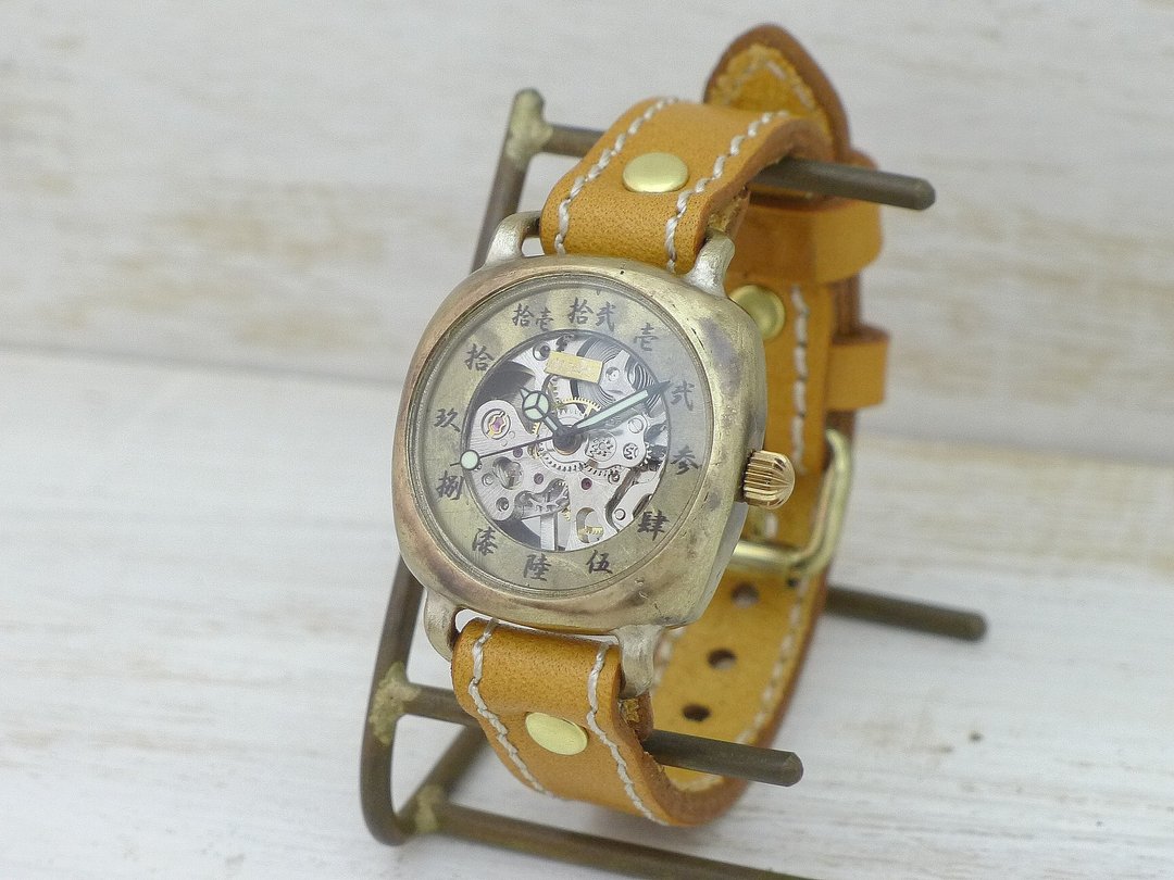 倭之刻 手上链 方形旧汉字刻度 手上链 黄铜 34mm 坐垫表壳 缝线表带 BHW157 - 女表 - 铜/黄铜 金色