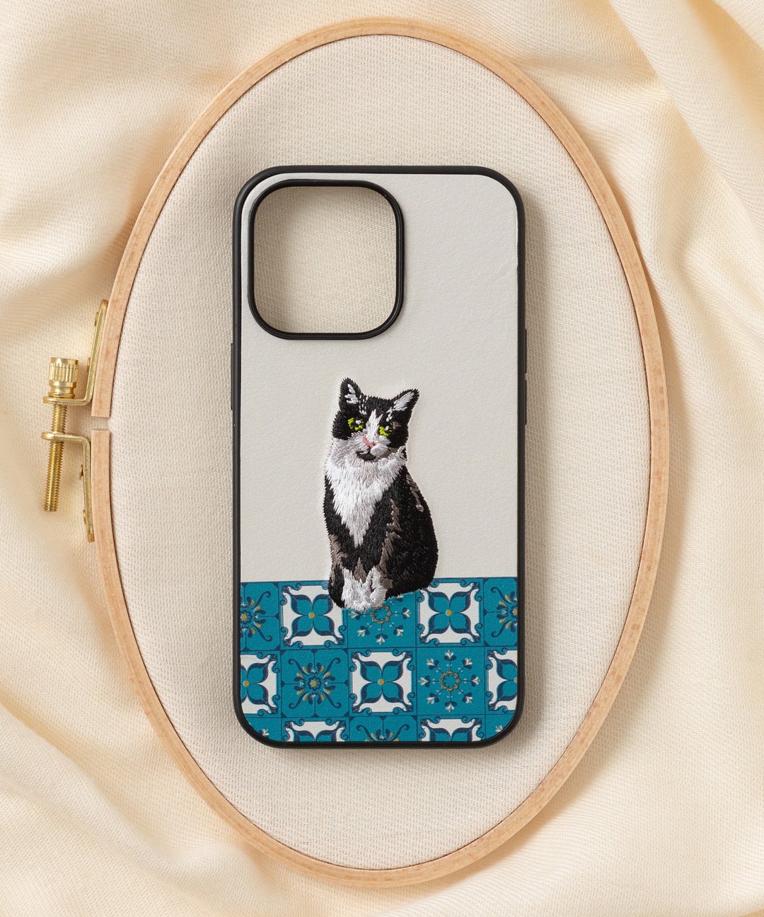 立體刺繡手機殼 iPhone 13 PRO PU合成皮革 猫咪x浅灰 - 手机壳/手机套 - 聚酯纤维 多色