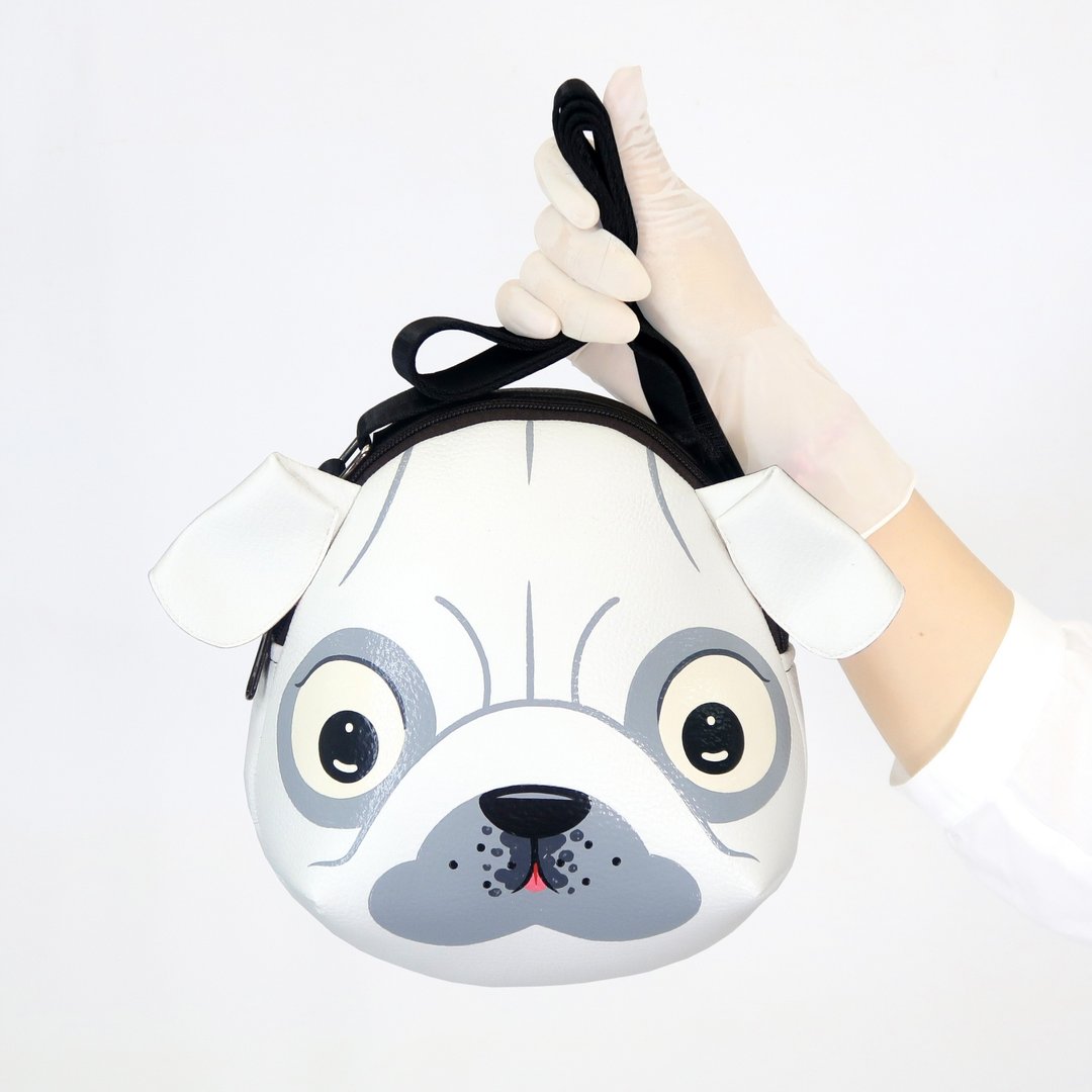 Whit pug crossbody bag is compact for carrying mobile phones, other essentials. - 其他 - 人造皮革 白色