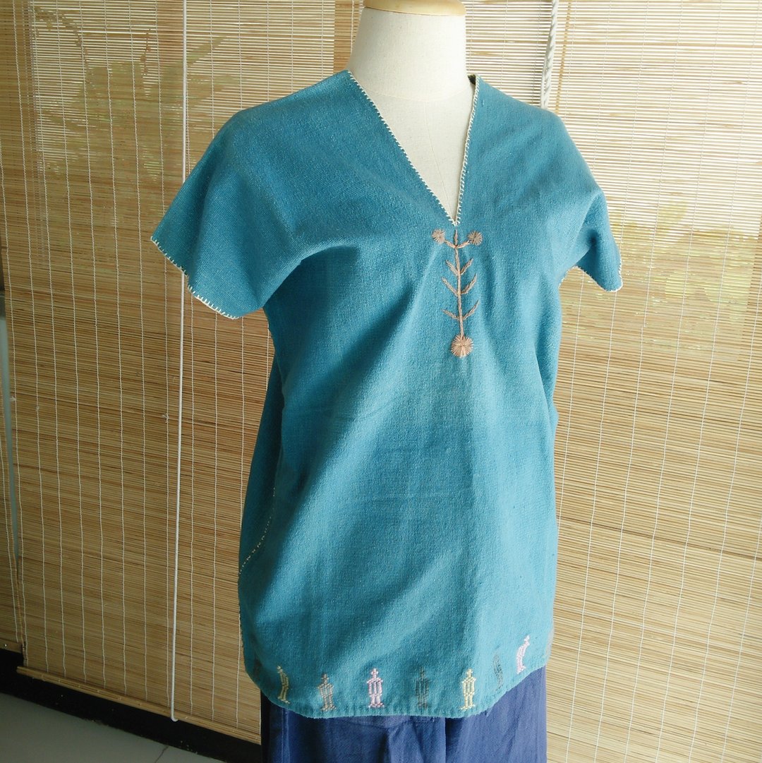泰国草木染 & 手织 刺绣长版上衣 / a long top / 靛蓝色 / 独一无二 / one-of-a-kind / 棉 - 女装上衣 - 棉．麻 蓝色