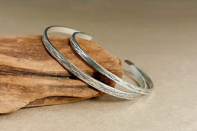 横木纹锻敲手环/纯银手环/情侣手环/手作金工/定制化商品 - 手链/手环 - 纯银 