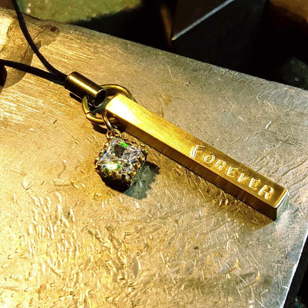 P3-大克拉闪亮锆石款-黄铜敲字吊饰-御匠专属敲饰-手工DIY - 钥匙链/钥匙包 - 其他金属 多色