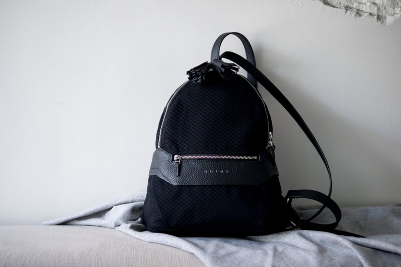 unius 黑色流苏后背包 - 后背包/双肩包 - 棉．麻 黑色