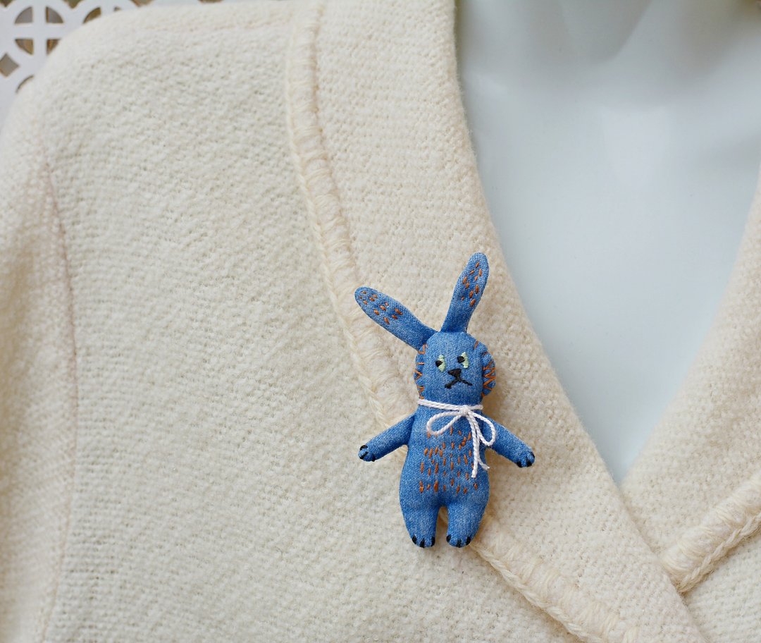 兔子胸针 Blue rabbit Brooch. Handmade pin Animal. Cute Aesthetic Jewelry. Bunny. - 胸针 - 棉．麻 蓝色
