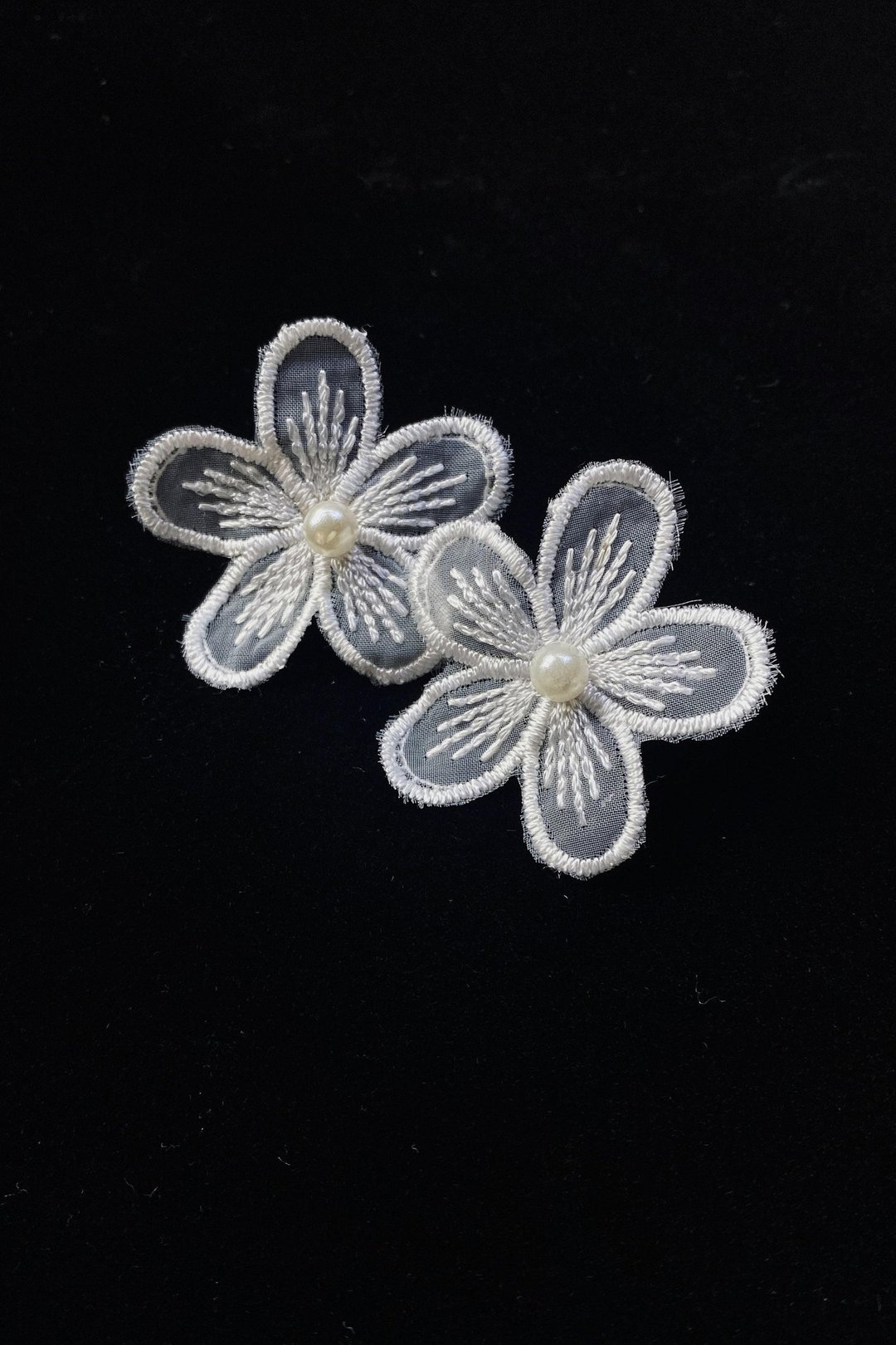 刺绣花耳环Flower Embroidery Earrings - 耳环/耳夹 - 其他材质 白色