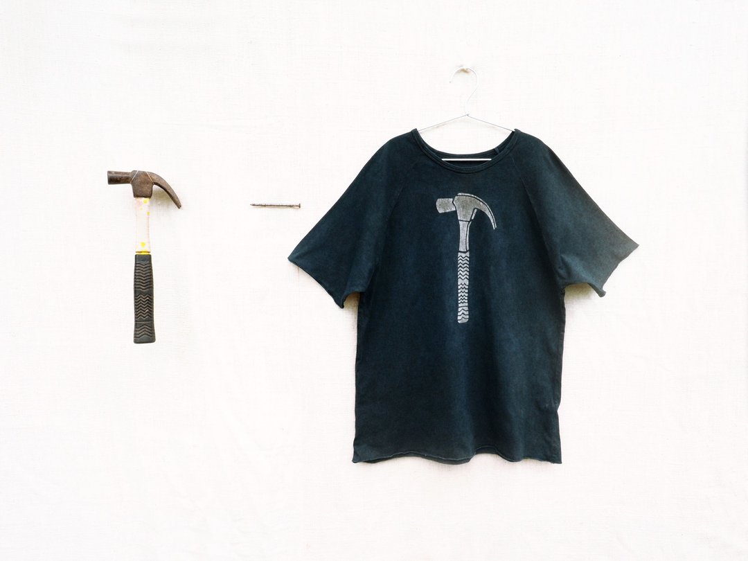 An old hammer. Organic unisex indigo dyed t-shirt - 中性连帽卫衣/T 恤 - 棉 蓝色