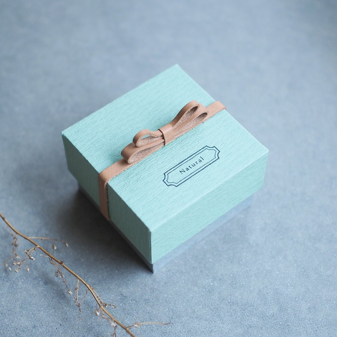 Engravable/Natural Mint) 55x55mm Butterfly ribbon Convey your feelings Gift box with genuine leather Paste box Sharp corners / Inner paste finish - 包装材料 - 纸 绿色