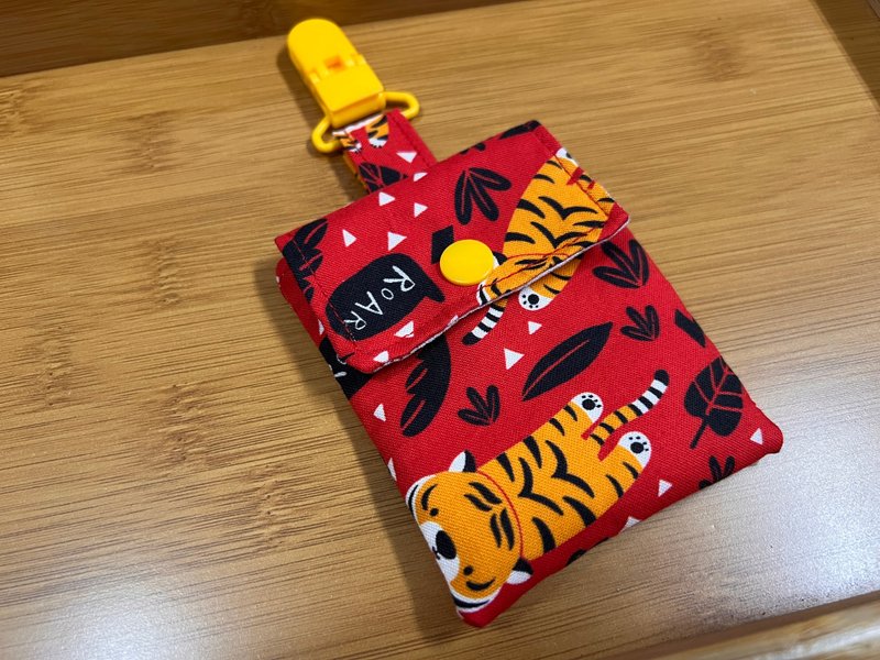 红色可爱老虎图腾平安符袋 - 平安符/符袋 - 棉．麻 红色