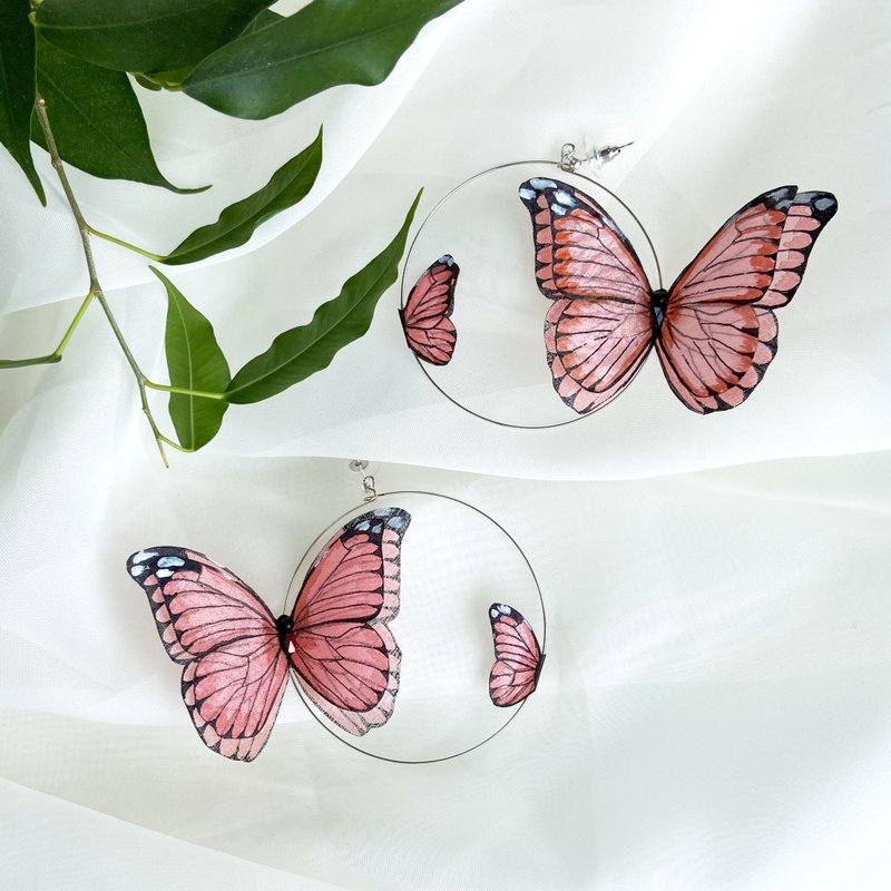 Butterfly hoop earrings, dainty aesthetic earrings - 耳环/耳夹 - 其他材质 粉红色