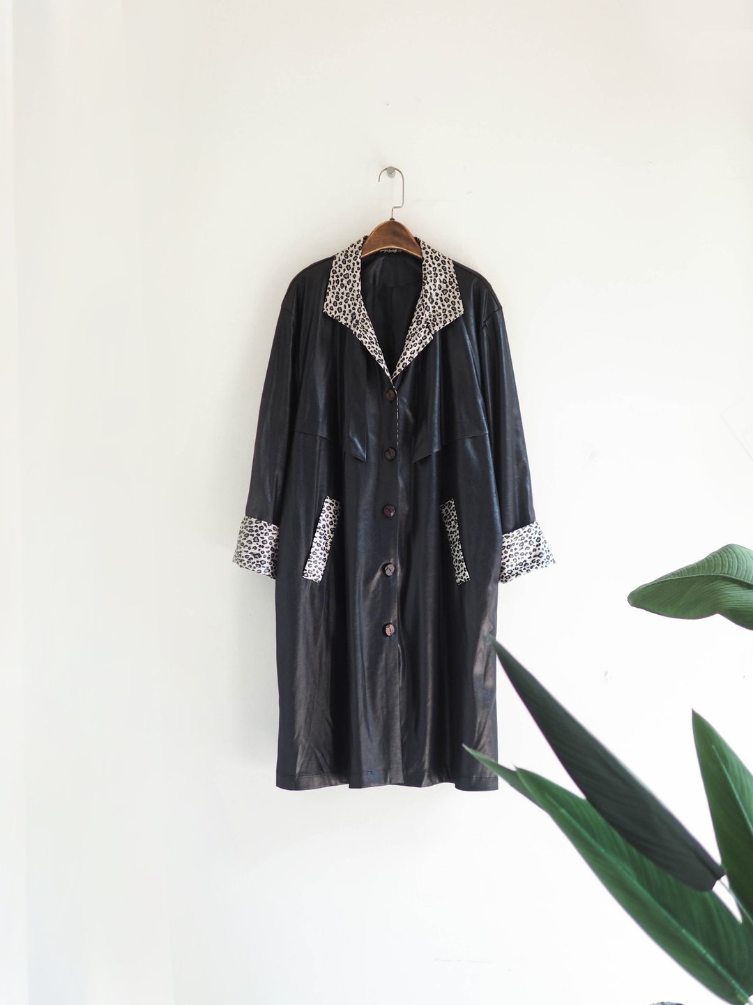 纯黑V领豹纹压纹帅气亮面光泽 古董薄质风衣外套 dustcoat jacket - 女装休闲/机能外套 - 聚酯纤维 黑色