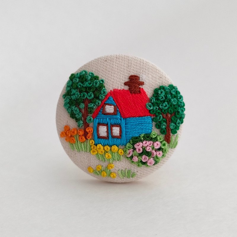 红屋顶小屋与庭院刺绣胸针 - 胸针 - 棉．麻 红色