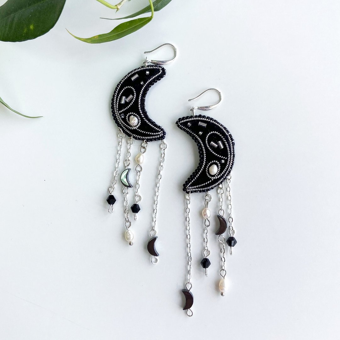 Moon dangle earrings, beaded aesthetic earrings - 耳环/耳夹 - 其他材质 黑色