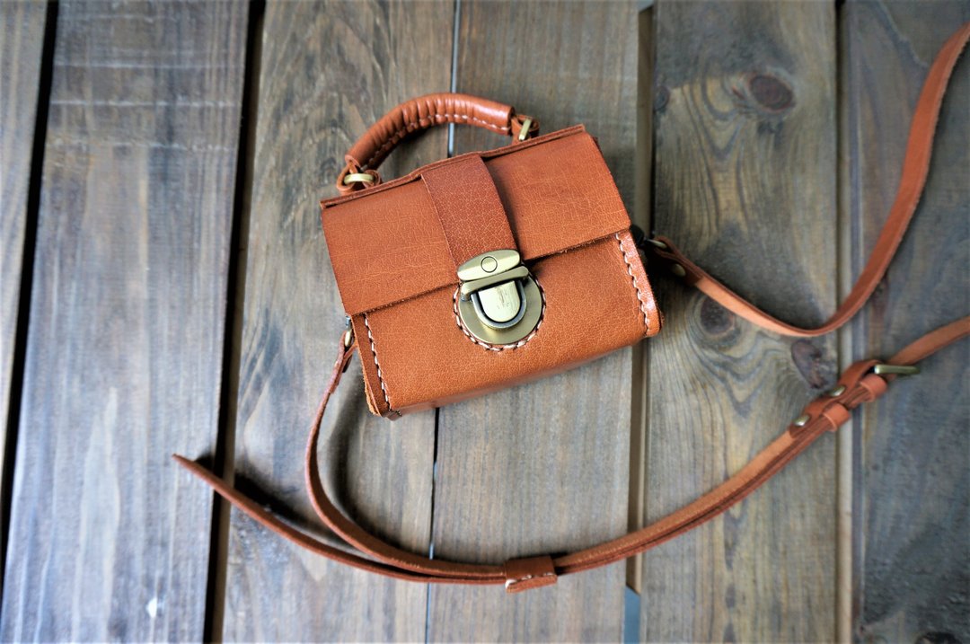 迷你侧背包 // Mini crossbody bag // 小单肩包 // 可专属刻字 - 零钱包 - 真皮 