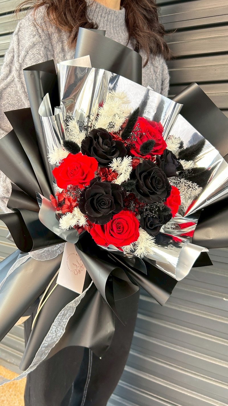 【关于花艺 │黑丝绒永生花束】 情人节 永生花束 可加灯串 面交 - 干燥花/捧花 - 植物．花 黑色