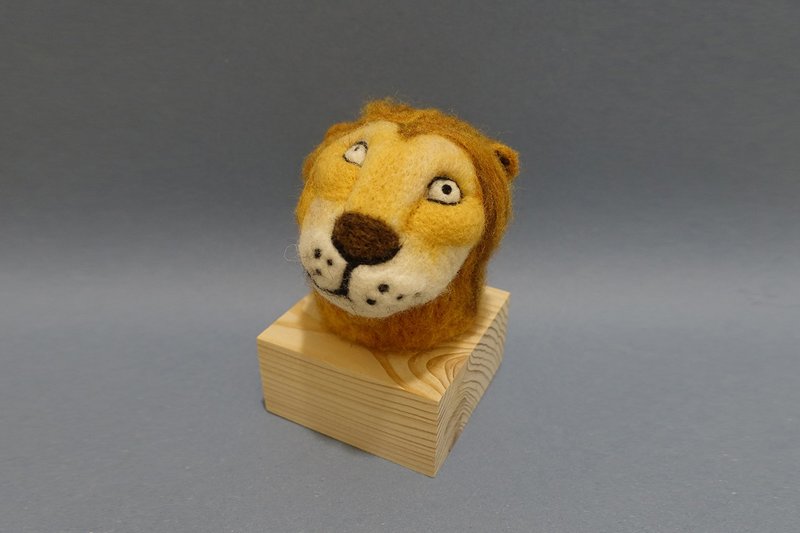 翻白眼厌世动物-羊毛毡松木座摆饰-非洲狮 - 玩偶/公仔 - 羊毛 多色