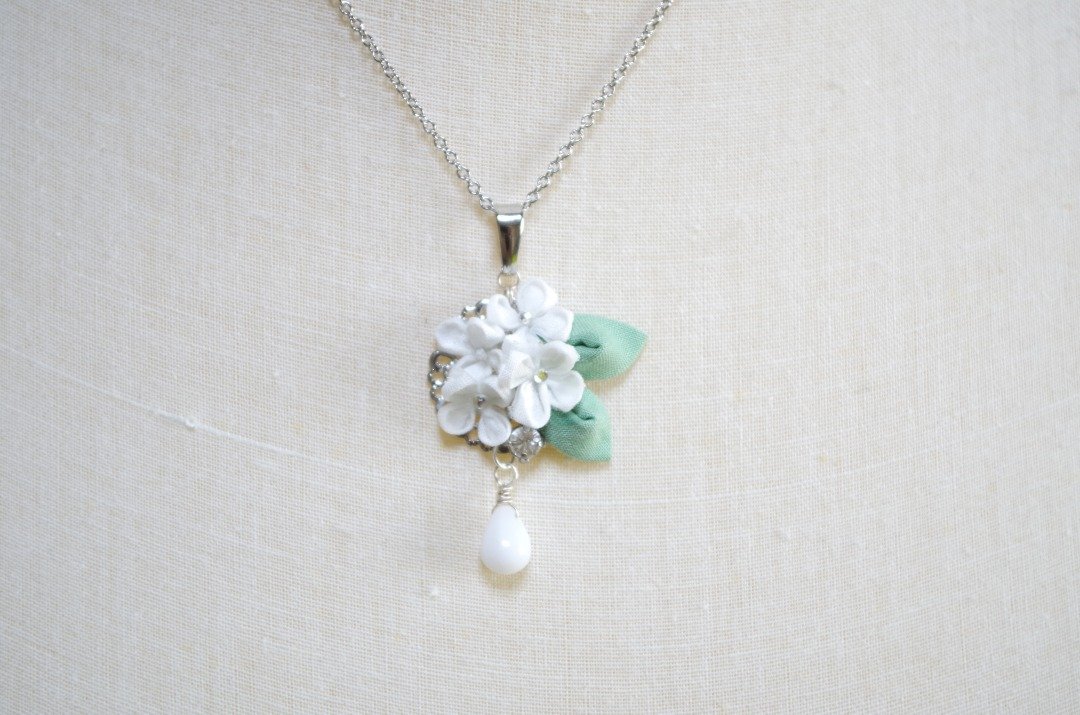 [Made-to-order] Tsumami-zaiku, hand-dyed, pendant made of silver moxa and Czech beads - 项链 - 棉．麻 白色