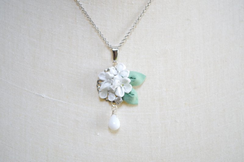 [Made-to-order] Tsumami-zaiku, hand-dyed, pendant made of silver moxa and Czech beads - 项链 - 棉．麻 白色