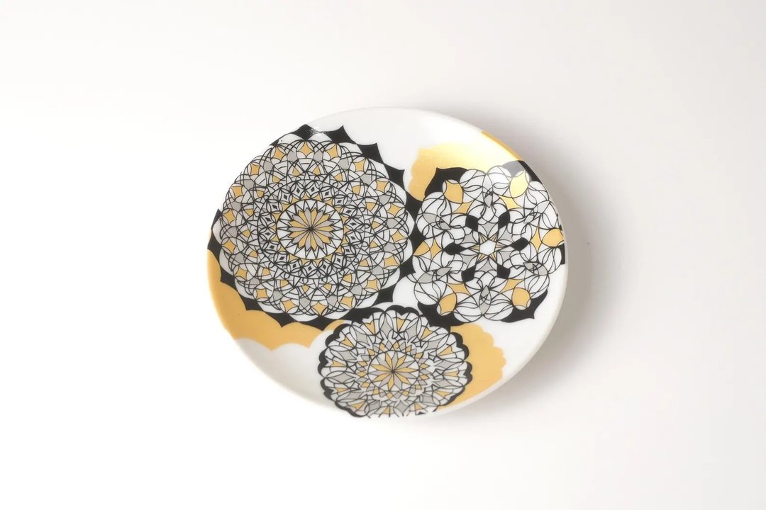 【预购】日本进口九谷烧艺术小盘10.4cm - 金白金细描彩 石冨俊二 - 盘子/餐盘/盘架 - 瓷 金色