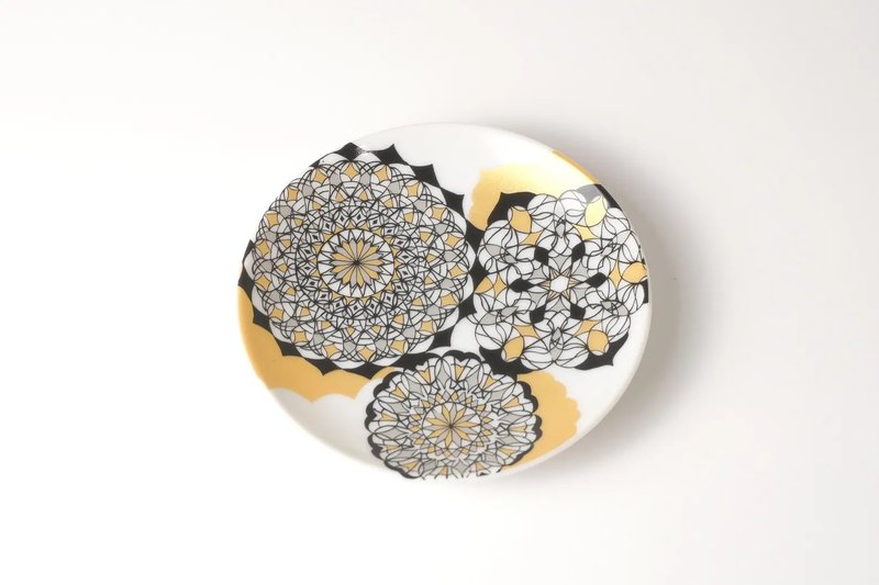 【预购】日本进口九谷烧艺术小盘10.4cm - 金白金细描彩 石冨俊二 - 盘子/餐盘/盘架 - 瓷 金色